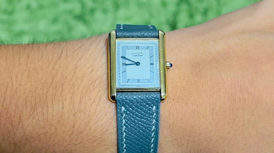 カルティエタンク用 グレーカーフスキンエプソン革時計ベルト 白ステッチ 両側折込バックル クイックリリースバネ棒