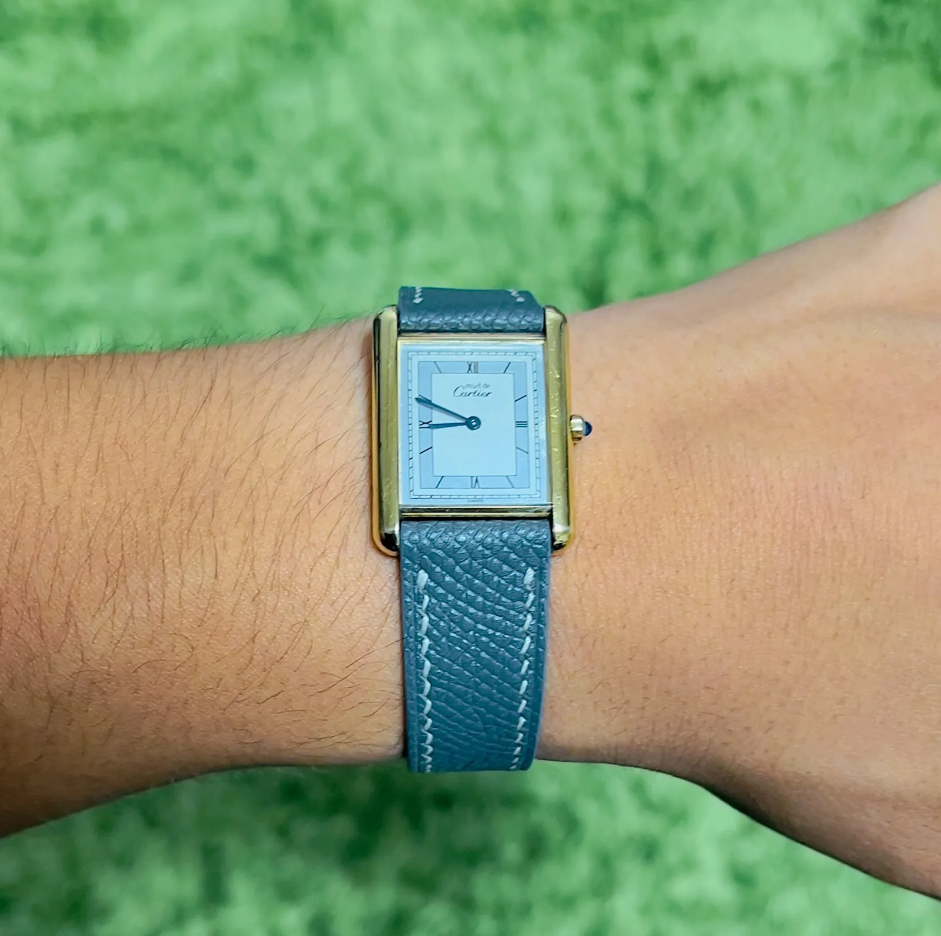 カルティエタンク用 グレーカーフスキンエプソン革時計ベルト 白ステッチ 両側折込バックル クイックリリースバネ棒