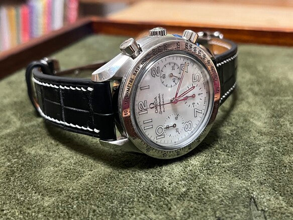 オメガ スピードマスター リデュースド用 ブラックアリゲーター 白ステッチ時計ベルト革 腕時計バンドオーダー